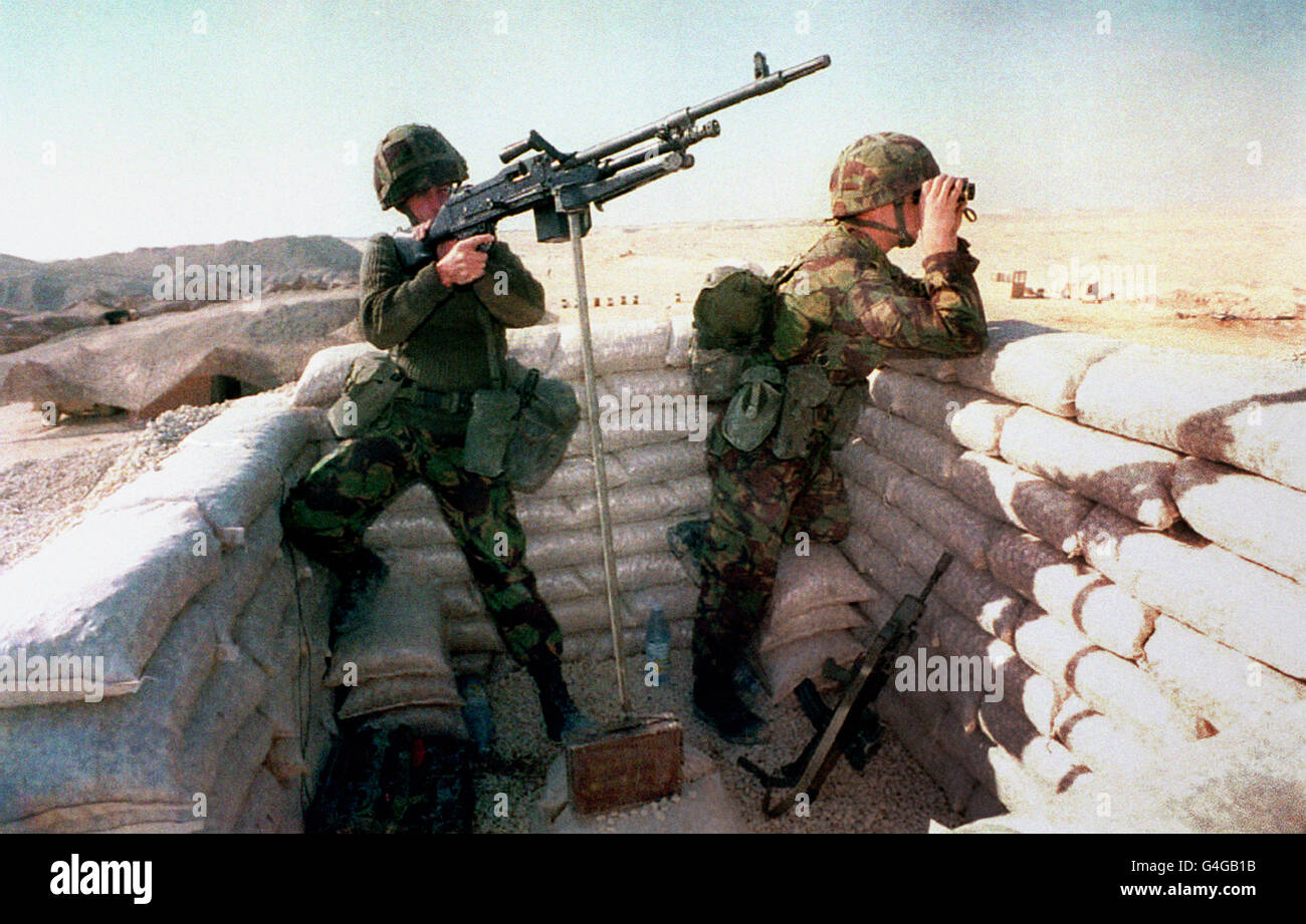 Première guerre du Golfe - Armée britannique - soldats - 1991. Troupes britanniques dans une position préparée dans le désert. Banque D'Images
