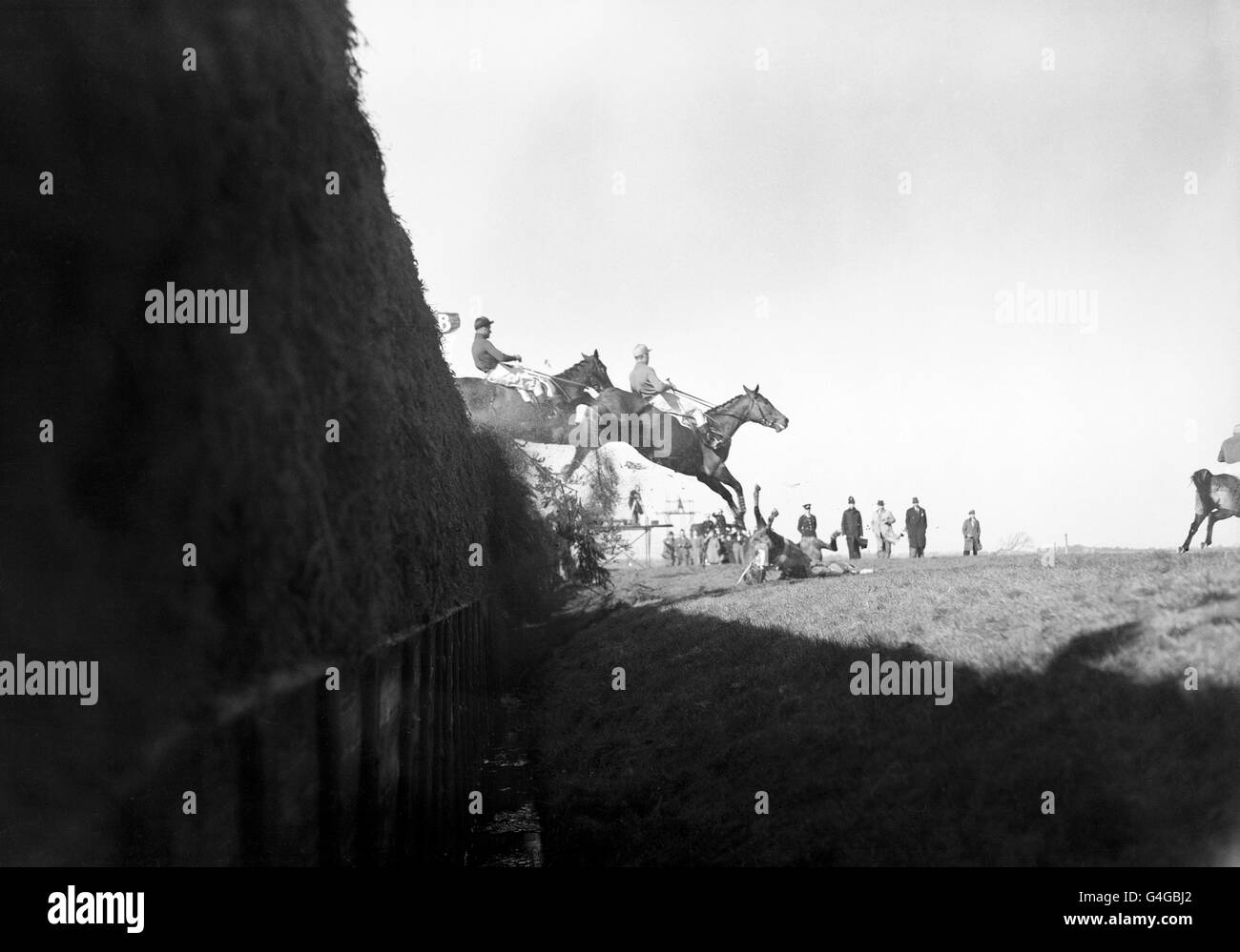 Courses hippiques - Grand National - Aintree.'Symbol' tombant à Bechers Brook pendant le Grand National de 1946 Banque D'Images