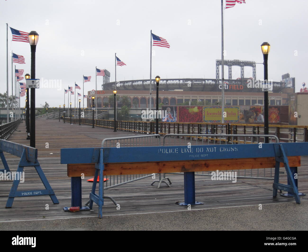 La scène autour du stade Citifield, à New York, alors que le temps commence à s'améliorer à mesure que passe la pire tempête tropicale Irene. Banque D'Images