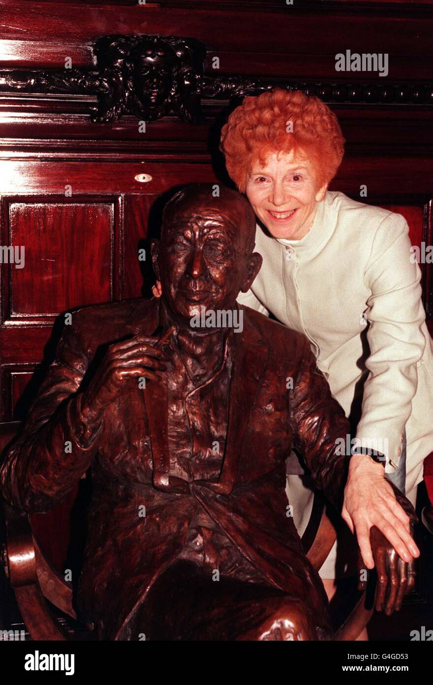 PA NEWS PHOTO 8/12/98 SCULPTRICE ANGELA CONNOR AU THEATRE ROYAL, À LONDRES, OÙ LA REINE MÈRE A DÉVOILÉ SA STATUE DU DRAMATURGE NOEL COWARD. Banque D'Images