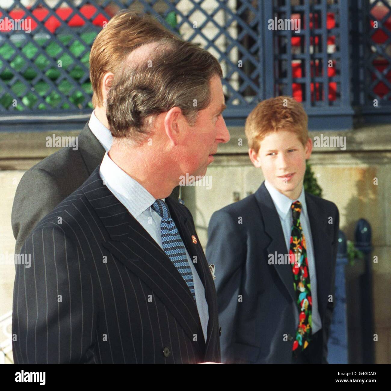 Le prince de Galles et ses fils le prince William (à gauche) et le prince Harry, au Ritz du centre de Londres aujourd'hui (Weds) où le prince de Galles a accueilli la fête annuelle du personnel. Voir PA Story ROYAL Prince. Photo de John Stillwell. WPA ROTA. Banque D'Images