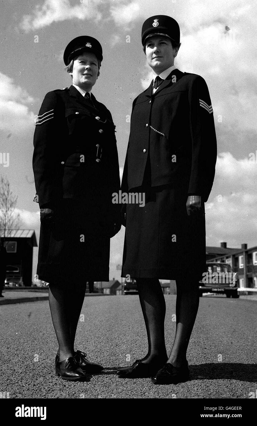 PA NEWS PHOTO 2/5/67 SUR LE DÉFILÉ À MANCHESTER LE PORT ANCIEN UNIFORME EST LE SGT. AVIS JESSOP (À GAUCHE) ET LE SGT. BERYL SEDDON PORTANT UN NOUVEL UNIFORME (à droite) Banque D'Images