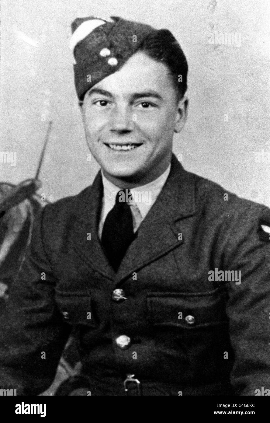 PA NEWS PHOTO UN PORTRAIT DE BIBLIOTHÈQUE NON DATÉ D'UN JEUNE DENNIS SALT, RAF SGT. EN UNIFORME, QUI A ÉTÉ SAUVÉ PAR TROIS « FILLES » ALLEMANDES APRÈS AVOIR RENFLOUÉ SON BOMBARDIER FLAMBOYANT DE HALIFAX, PENDANT LA DEUXIÈME GUERRE MONDIALE. LES QUATRE ONT ÉTÉ RÉUNIS À L'AÉROPORT INTERNATIONAL DE BIRMINGHAM Banque D'Images