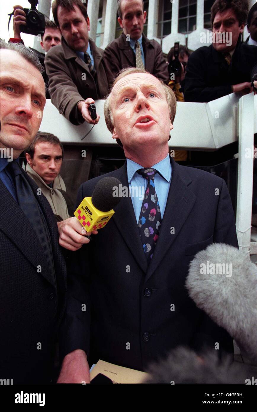 David Davies, directeur des affaires publiques de l'Association de football, s'entretenir avec les médias à l'extérieur de Centre point à Londres, aujourd'hui 4 janvier 1999, à la suite de la démission de Keith Wiseman à titre de président du FA. Le développement intervient après la démission du chef de la direction, Graham Kelly, le mois dernier. Photo de Peter J Jordan/PA. Voir PA Story FOOTBALL FA Banque D'Images