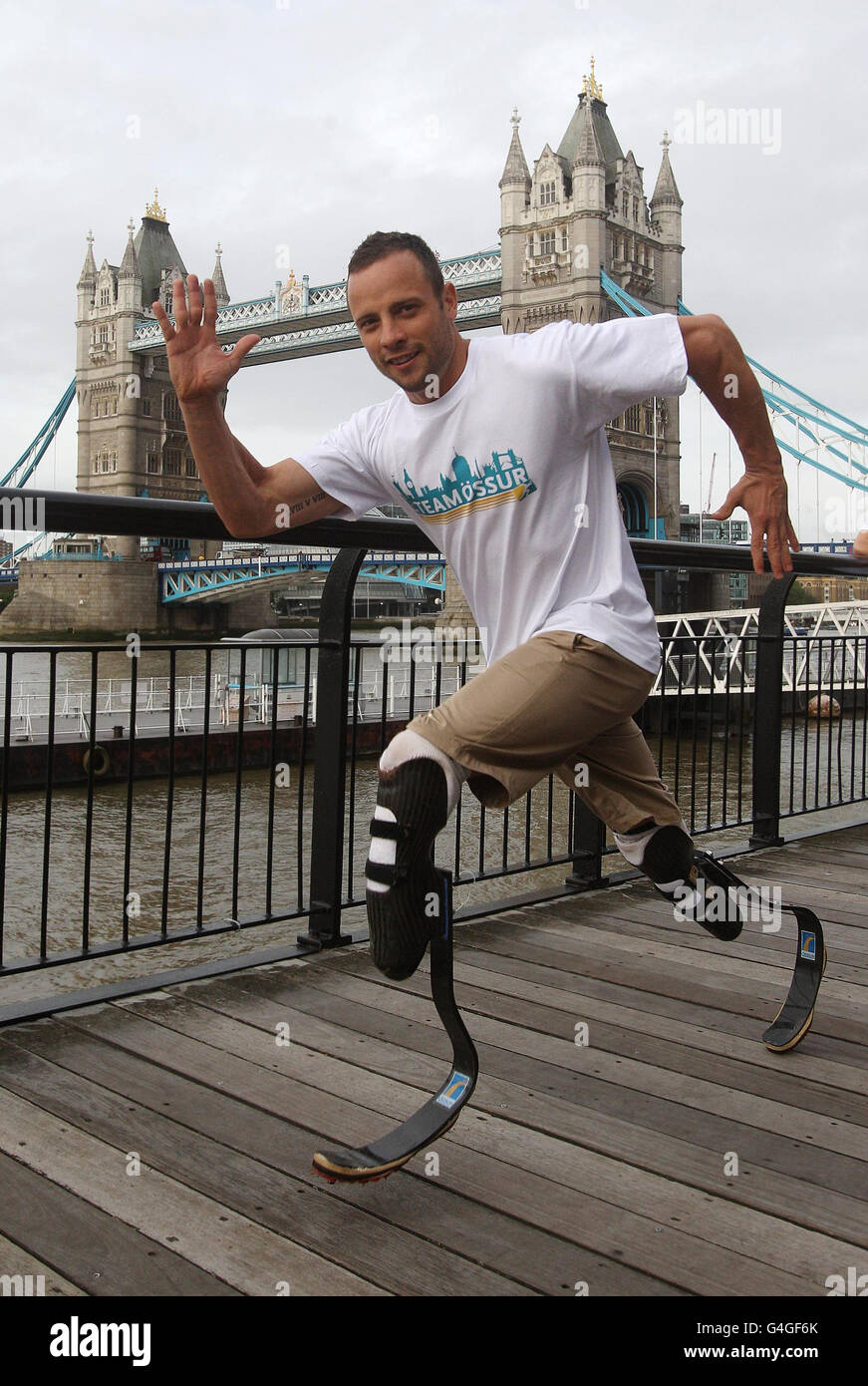 Oscar Pistorius, en Afrique du Sud, lors d'une séance photo paralympique à Tower Bridge, Londres. Banque D'Images