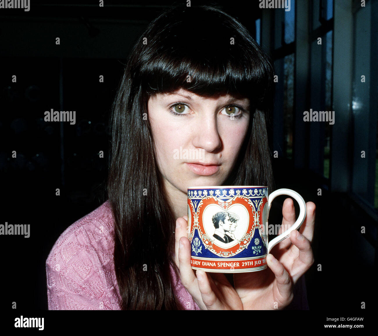 Le souvenir du mariage royal du prince et de la princesse de Galles.Jill Harrison, poterie de Wedgwood, tient une tasse commémorative exposant leurs portraits à l'usine de Wedgwood Barlaston, dans le Staffordshire. Banque D'Images