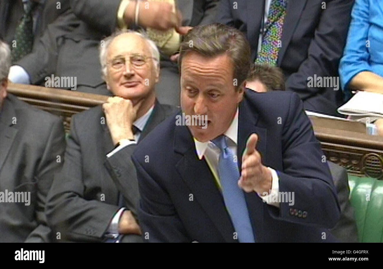 Le premier ministre David Cameron parle lors de questions au premier ministre à la Chambre des communes, Londres. Banque D'Images