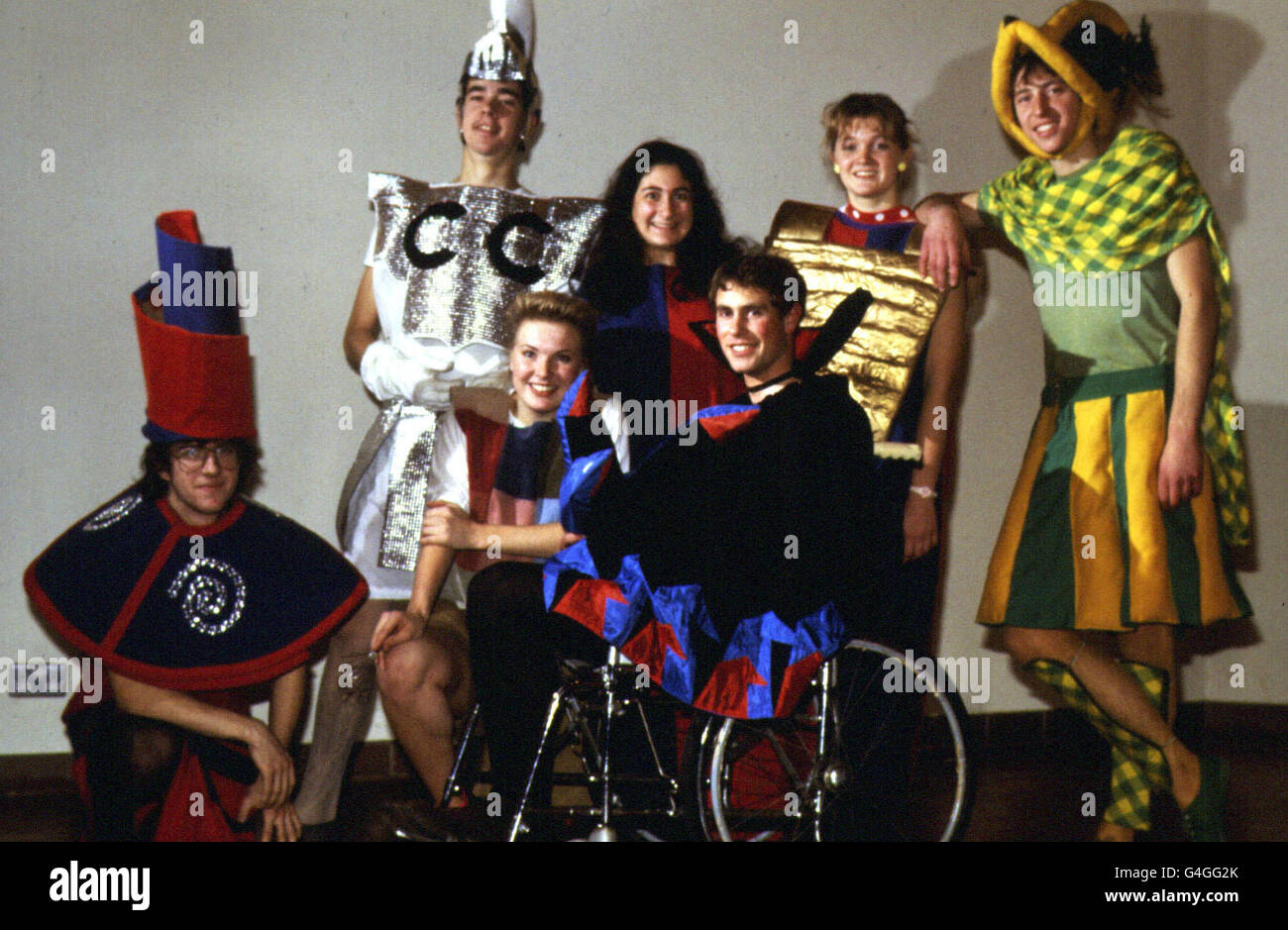 PA PHOTO 6/1/99 PRINCE EDWARD COMME LE MAL LORD ZALBURG, (FAUTEUIL ROULANT) ENTOURÉ PAR DES MEMBRES DE LA TROUPE QUI COMPRENNENT ALEX HOLLAND (RÔLE TITRE, 2E À GAUCHE), ET LE PRODUCTEUR TIM SCOTT, QUI JOUE BRANDON (À DROITE). Banque D'Images