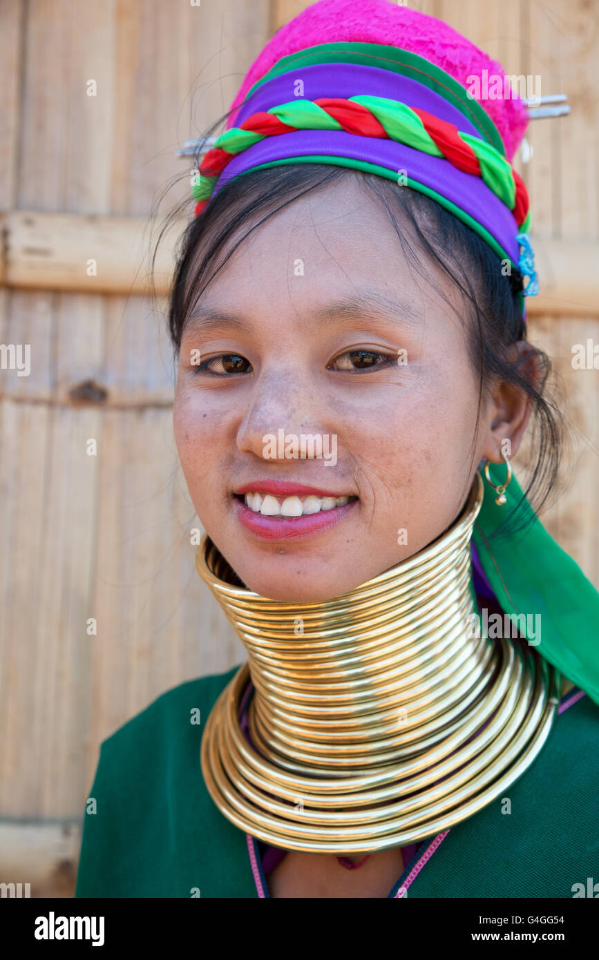 Portrait of a smiling young kayan (lahwi padaung) femme avec des bobines de cuivre sonne sur son cou, panpet, village de l'État de Kayah, myanmar Banque D'Images