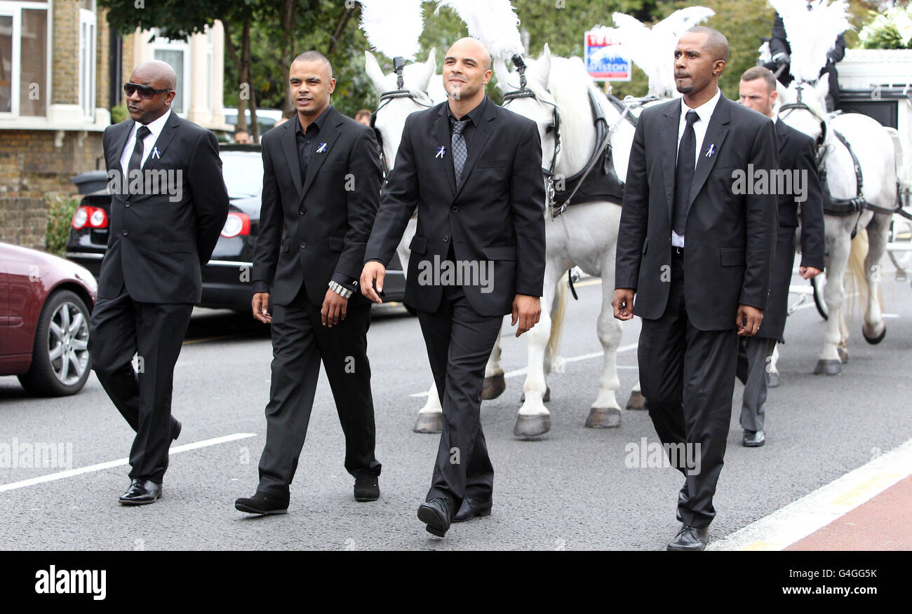 Les frères de police qui ont tiré sur la victime Mark Duggan, Shaun Hall (à gauche) et Marlon Duggan (à gauche) mènent son cortège funéraire comme il fait son chemin vers l'église de Dieu du Nouveau Testament à Wood Green, au nord de Londres. Banque D'Images
