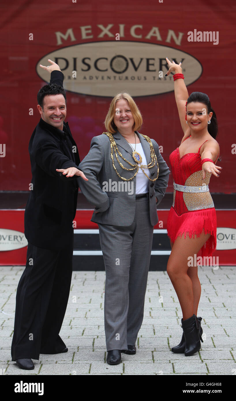 Le maire de Brighton Anne Meadows et les gagnants du programme Strictly Come Dancing Darren Bennett et Lilia Kopylova (à droite) découvrent la salsa lors de la célébration du jour de l'indépendance mexicaine de Discovery, sur la place Jubilee de Brighton. Banque D'Images