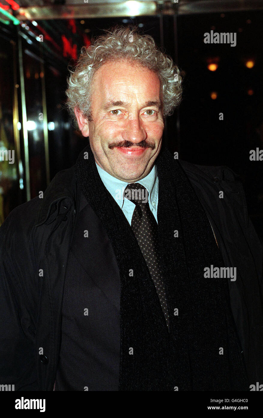 L'acteur Simon Crolow arrive à la première caritative européenne du film « Shavespeare in Love » au cinéma Empire de Leicester Square à Londres. Banque D'Images