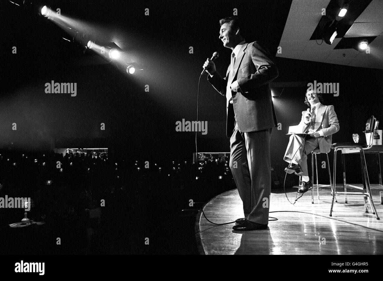 Brian Clough, ancien responsable du football, lors de son intervention dans une boîte de nuit de Longton, Staffordshire. L'occasion a été une nuit de témoignage pour le joueur de Stoke Eric Skeels. Banque D'Images