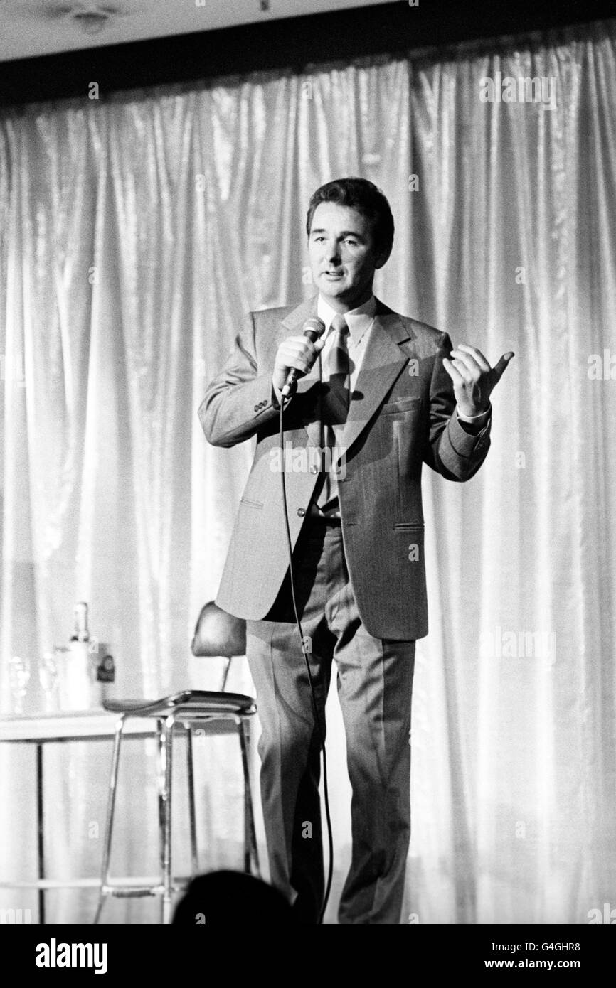 Brian Clough, ancien responsable du football, lors de son intervention dans une boîte de nuit de Longton, Staffordshire. L'occasion a été une nuit de témoignage pour le joueur de Stoke Eric Skeels. Banque D'Images