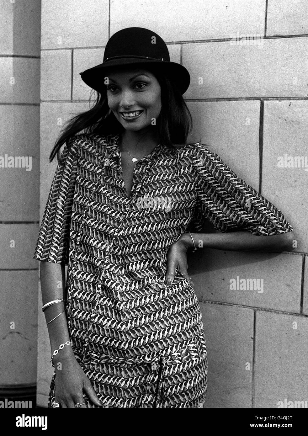 SHAKIRA CAINE : 1976.PA NEWS PHOTO 7/10/76 SHAKIRA CAINE À LONDRES POUR LANCER SA COLLECTION DE MODE Banque D'Images
