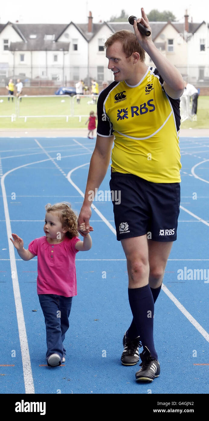 Rugby Union - session d'entraînement et d'autoformation en Écosse - Scotstin.Al Kellock en Écosse et sa fille Kate se sont empais vers une foule d'enfants à la suite d'une séance d'entraînement ouverte au stade Scotstoun, à Glasgow. Banque D'Images
