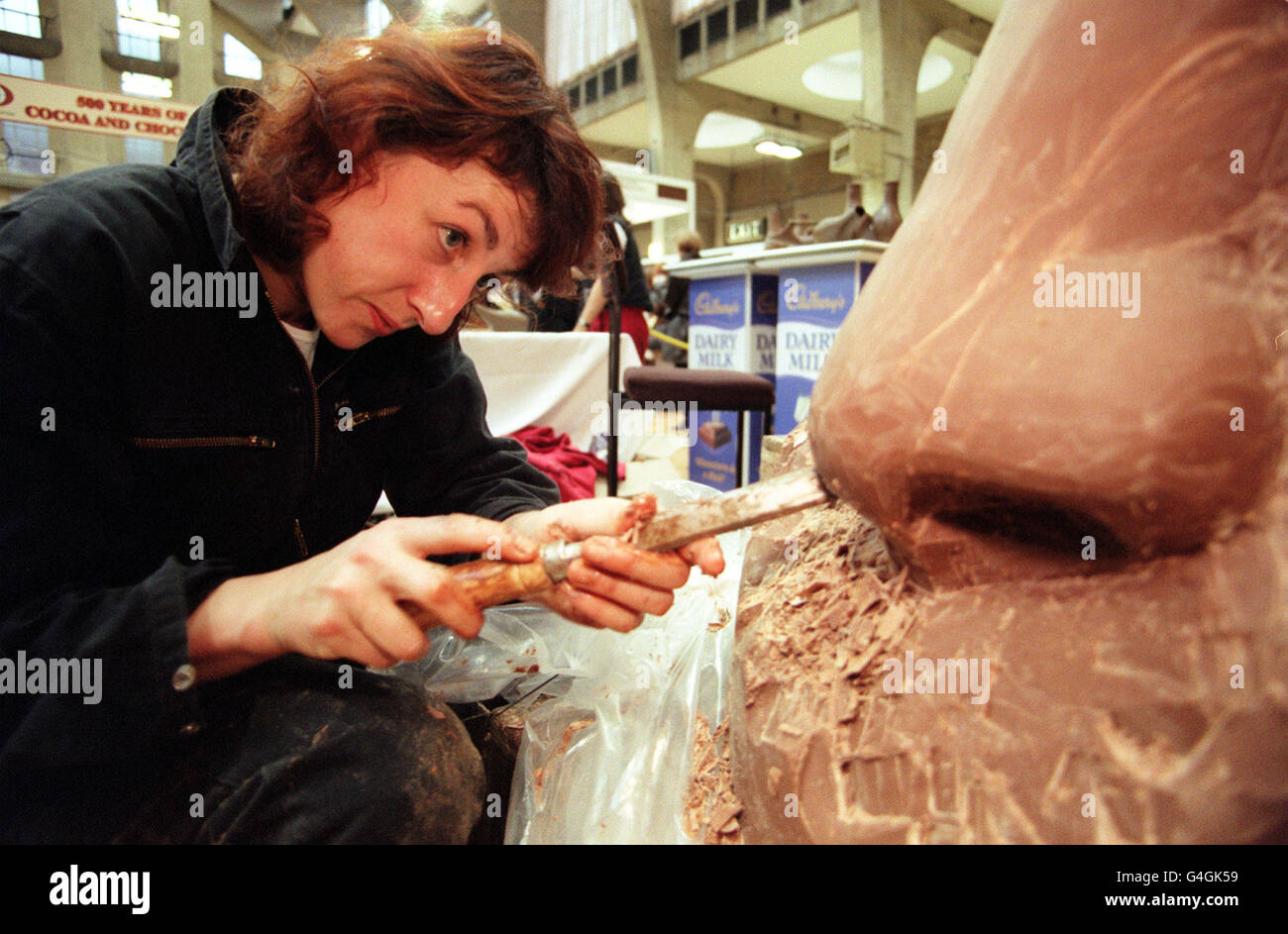 Anna Gatijal, 32 ans, d'Allemagne, sculpte du chocolat au Festival international du chocolat de Londres aujourd'hui (vendredi).Les Chocaholics qui assistent au spectacle peuvent se régaler sur des sculptures réalisées à partir d'énormes blocs de la douceur sucrée et la plus grande barre de chocolat au monde, pesant 1.1 tonnes et mesurant près de neuf pieds de long, seront également exposées.Photo de Matthew Fearn.Voir l'article PA sur le chocolat GRAND PUBLIC. Banque D'Images Anna Gatijal, 32 ans, d'Allemagne, sculpte du chocolat au Festival international du chocolat de Londres aujourd'hui (vendredi).Les Chocaholics qui assistent au spectacle peuvent se régaler sur des sculptures réalisées à partir d'énormes blocs de la douceur sucrée et la plus grande barre de chocolat au monde, pesant 1.1 tonnes et mesurant près de neuf pieds de long, seront également exposées.Photo de Matthew Fearn.Voir l'article PA sur le chocolat GRAND PUBLIC. Banque D'Images