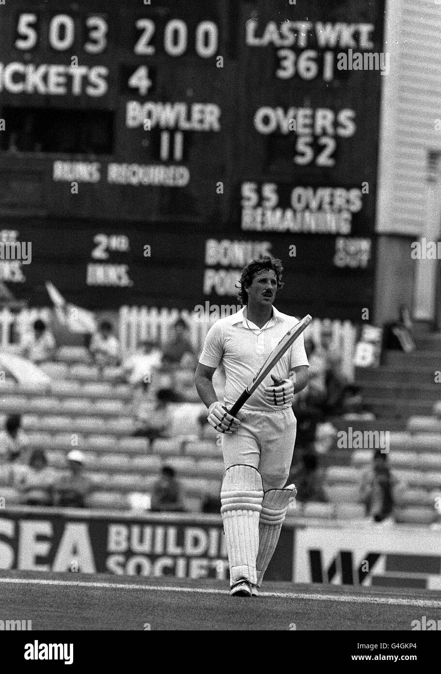 PA NEWS PHOTO 9/7/82 L'ANGLETERRE IAN BOTHAM À L'OVALE, LONDRES EN ACTION PENDANT LE TROISIÈME TEST DE CORNHILL CONTRE L'INDE Banque D'Images