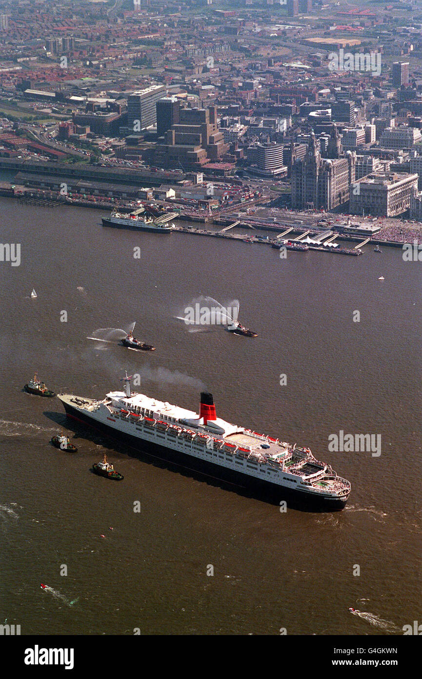 PA NEWS PHOTO 24/7/90 LE QEII VISITE LIVERPOOL Banque D'Images