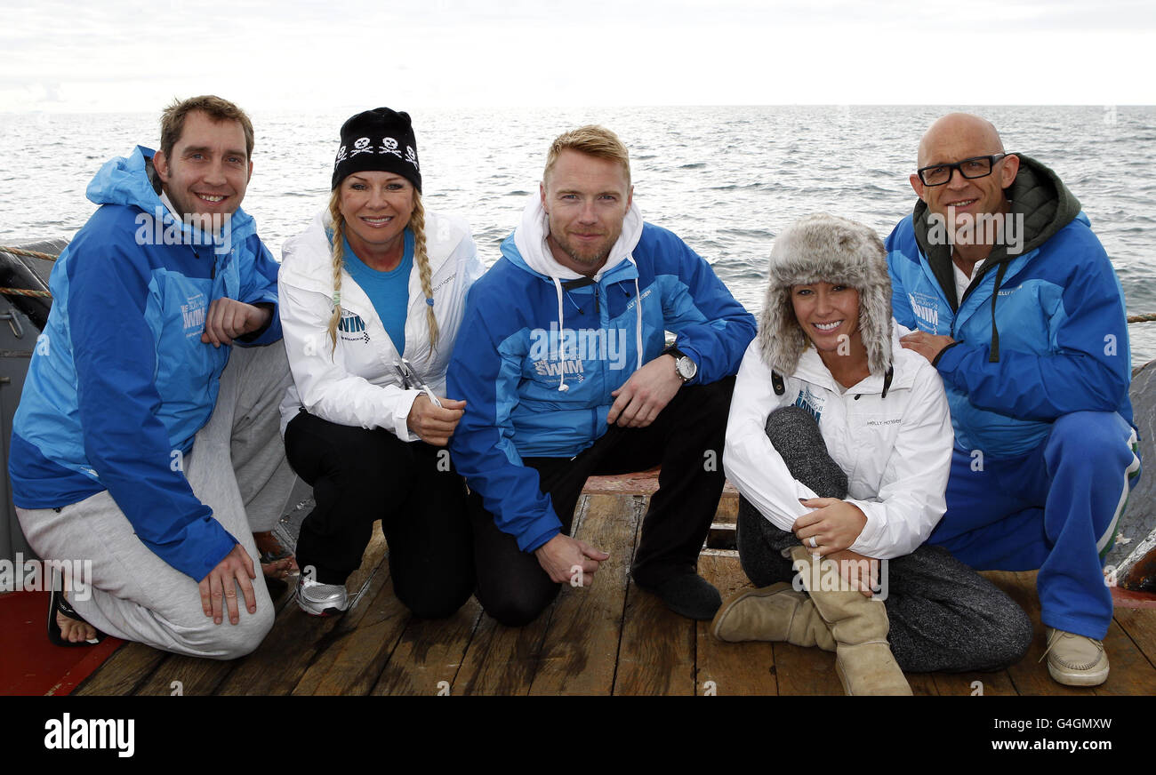 (De gauche à droite) Steve Parry, Pamela Stephenson, Ronan Keeting, Jenny Frost et Jason Bradbury sur un bateau de soutien, alors qu'ils attendent leur prochaine promenade dans la Swim, une collecte de fonds à travers la mer d'Irlande à l'aide de cancer Research UK. Banque D'Images