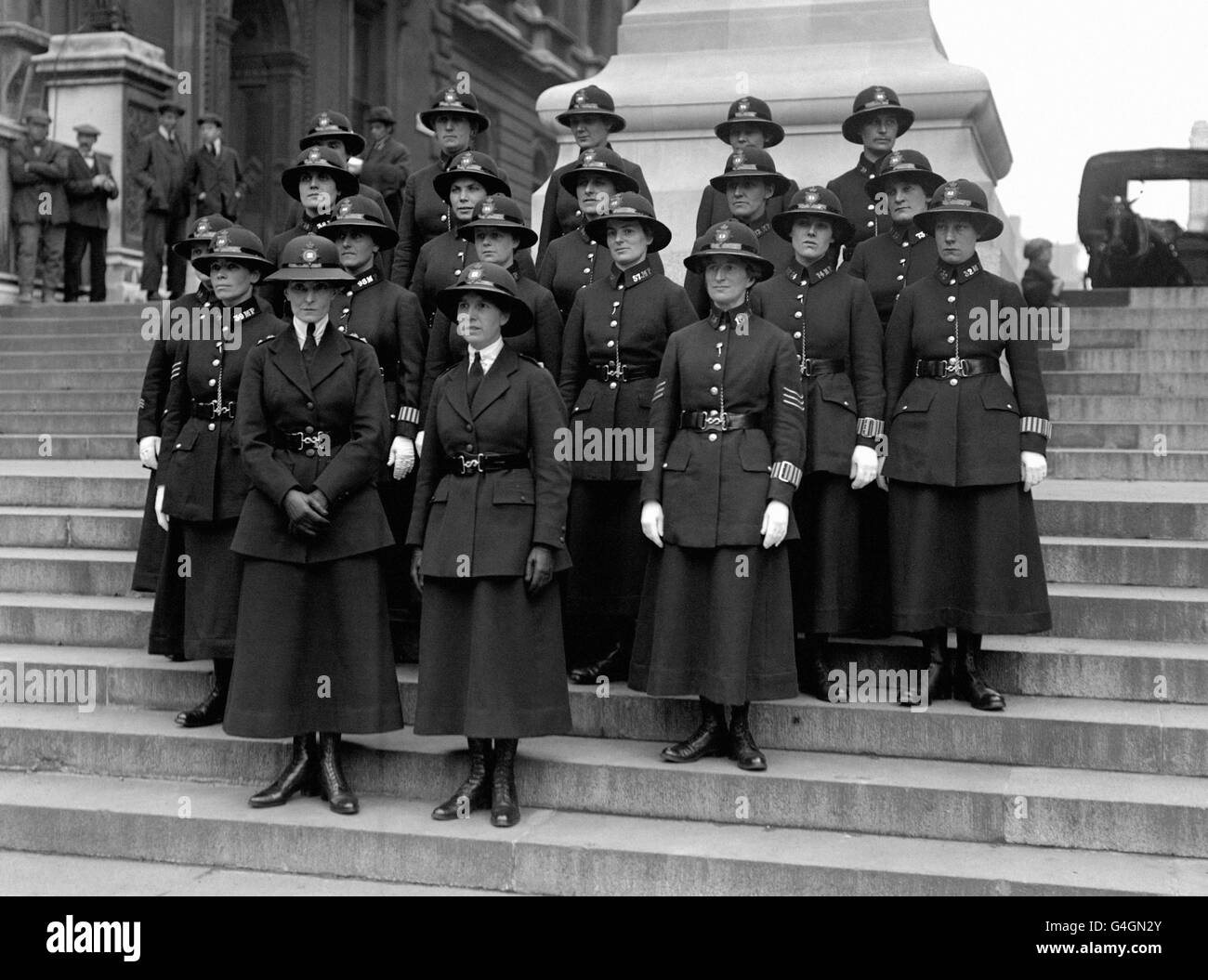 Policier sur les marches du Duc de York lors d'une fête dans le jardin au Palais de Buckingham. Banque D'Images