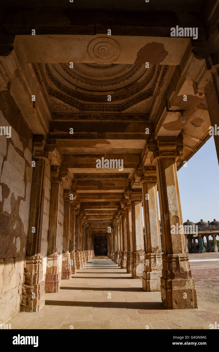 La passerelle cour de Sarkhej Roza à Ahmedabad, Inde Banque D'Images