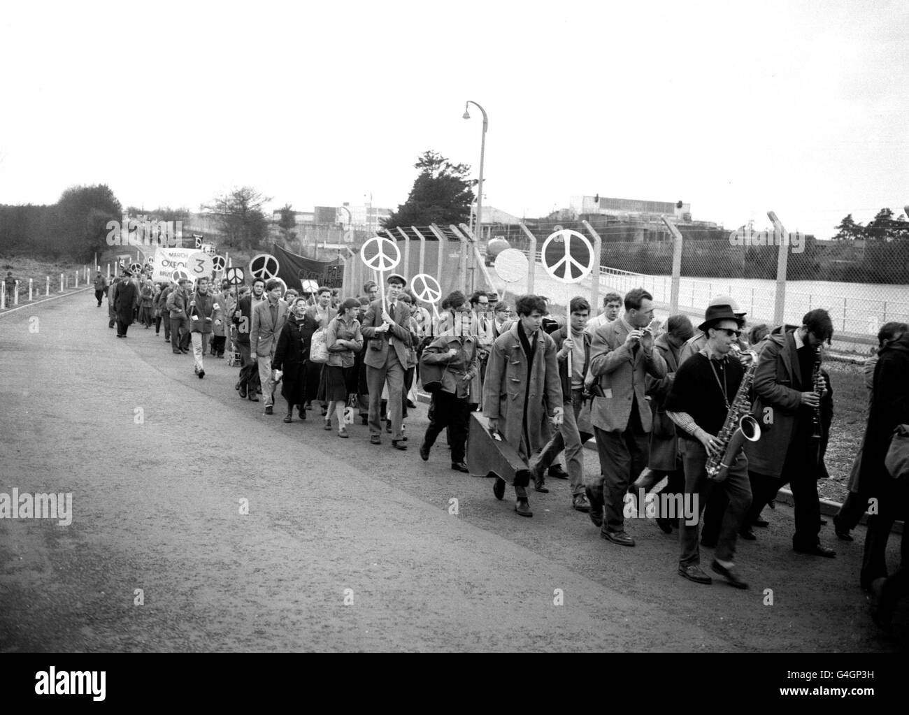 PA NEWS PHOTO 27/3/59 marcheurs portant le symbole du désarmement nucléaire QUITTER L'ATOMIC WEAPONS RESEARCH ESTABLISHMENT À ALDERMASTON, Berkshire Banque D'Images