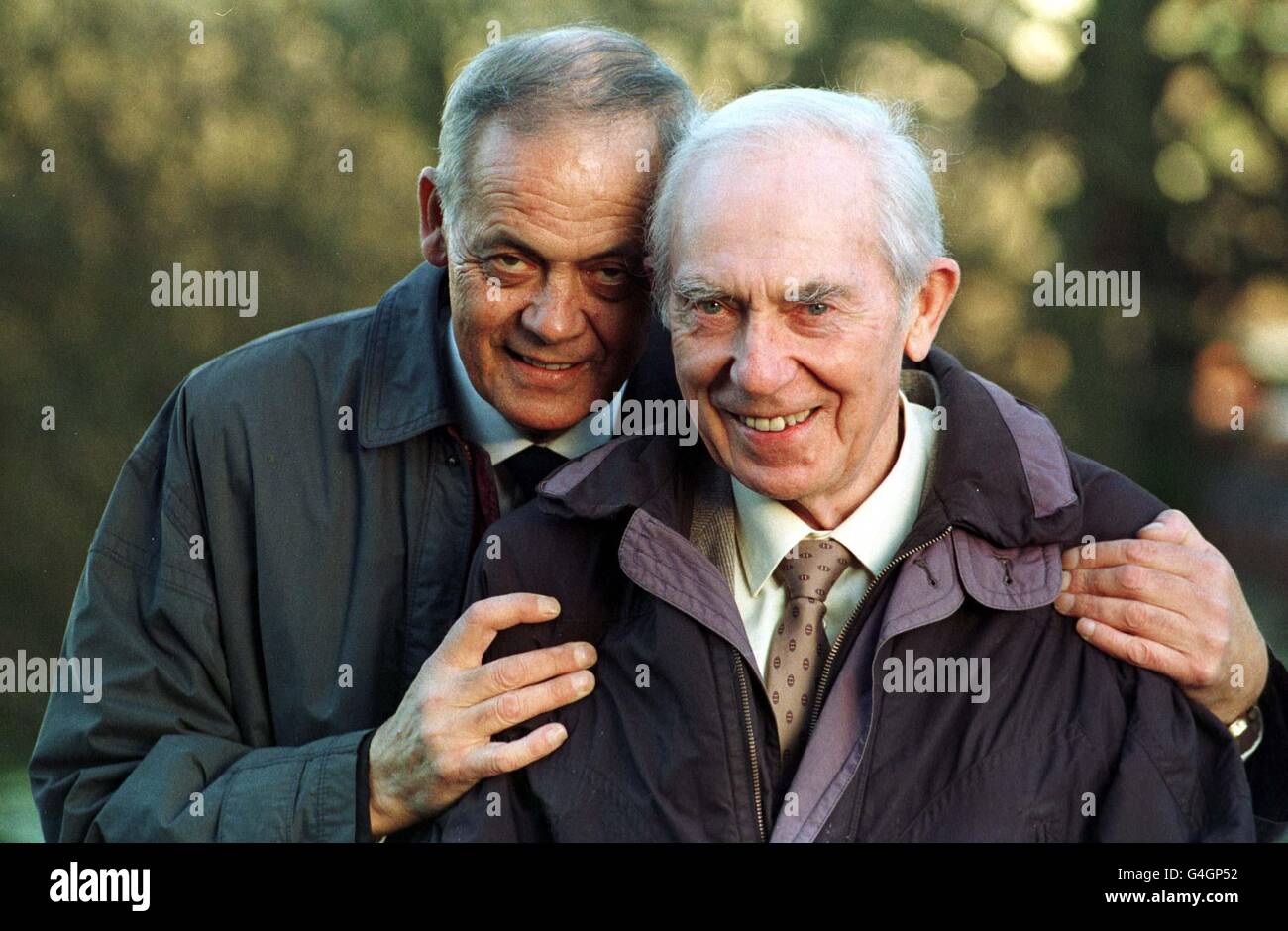 Doug Gibson (à droite), le plus vieux donneur de rein de Grande-Bretagne à l'âge de 77 ans, avec son fils, également appelé Doug Gibson, après avoir réussi à se remettre de l'opération de transplantation chez lui à Rawtenstall, dans le Lancashire. Photo PA par Malcolm Croft. Voir histoire de PA SANTÉ rein Banque D'Images