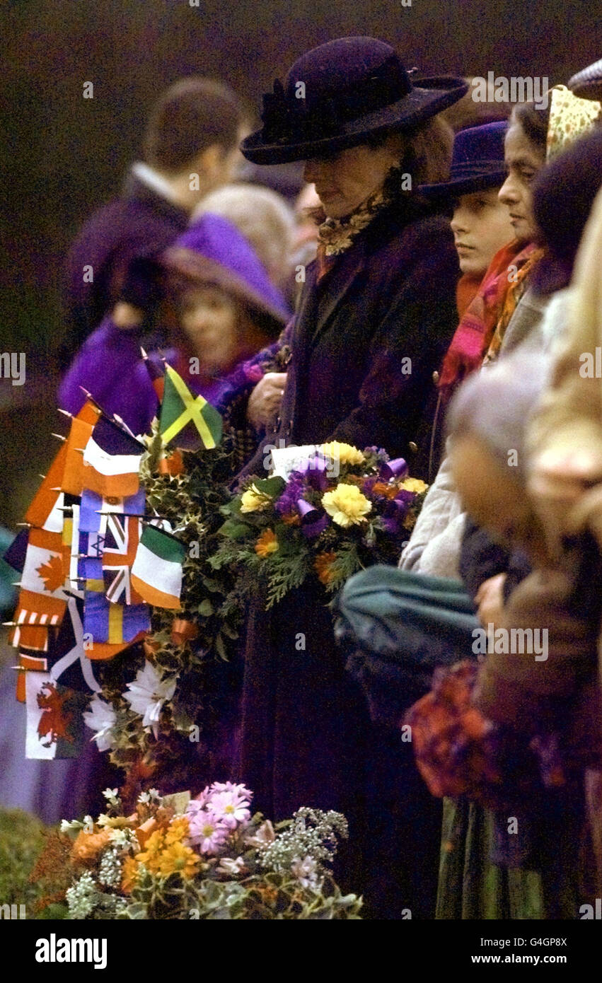 Des personnes non identifiées participent aujourd'hui à un service au cimetière de Dryfesdale le lundi 21 décembre 1998, à la mémoire des 270 victimes de l'accident aérien du vol 103 de la Pan Am. Aujourd'hui voit le 10e anniversaire de la catastrophe. PHOTO DE ROTA par REUTERS Banque D'Images