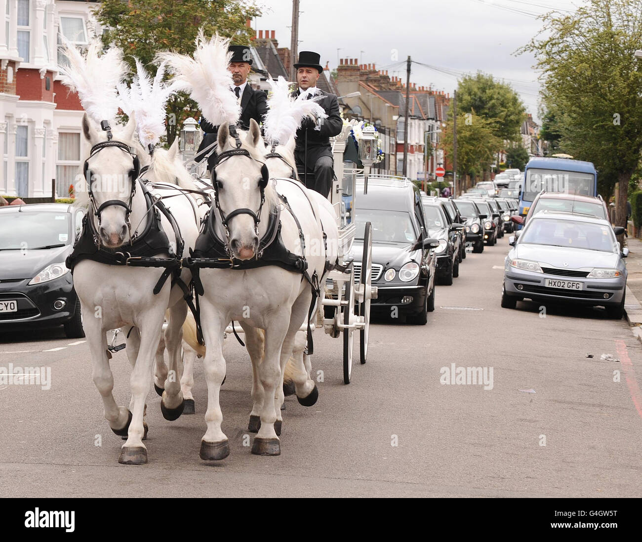Le cercueil de Mark Duggan est transporté par une calèche tirée par des chevaux en route vers l'église de Dieu du Nouveau Testament à Wood Green, au nord de Londres. Banque D'Images