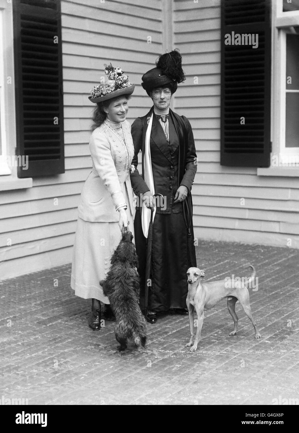 La princesse Victoria et la princesse Mary devant le pavillon royal à Aldershot, dans le Hampshire, avec leurs chiens d'animaux. Banque D'Images