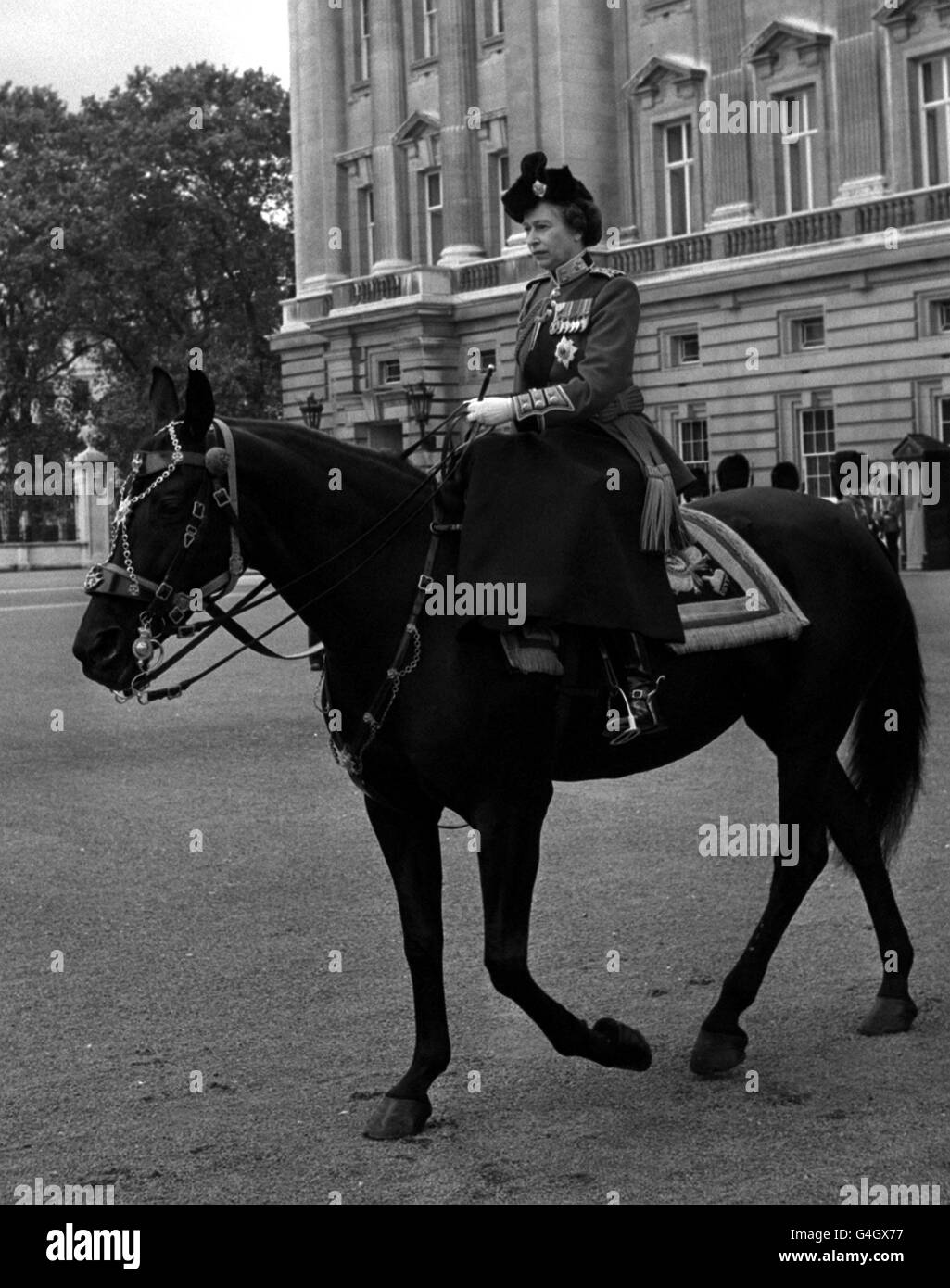 La Reine sur son cheval birman quitte le Palais de Buckingham pour la parade des gardes à cheval et la cérémonie de Trooping de la couleur en célébration de son anniversaire officiel. Banque D'Images