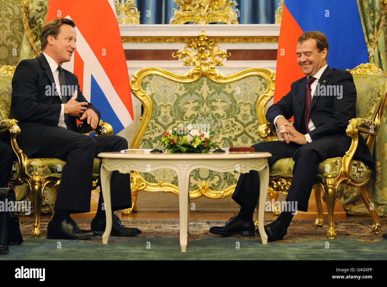 Le Premier ministre David Cameron discute avec le président russe Dmitry Medvedev (à droite) au Kremlin à Moscou, en Russie. Banque D'Images