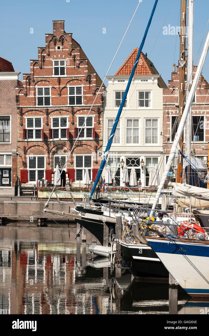 Yachts dans le port de la ville et Kleine Kade avec de vieilles maisons dans la ville de Goes en Zélande, Pays-Bas Banque D'Images