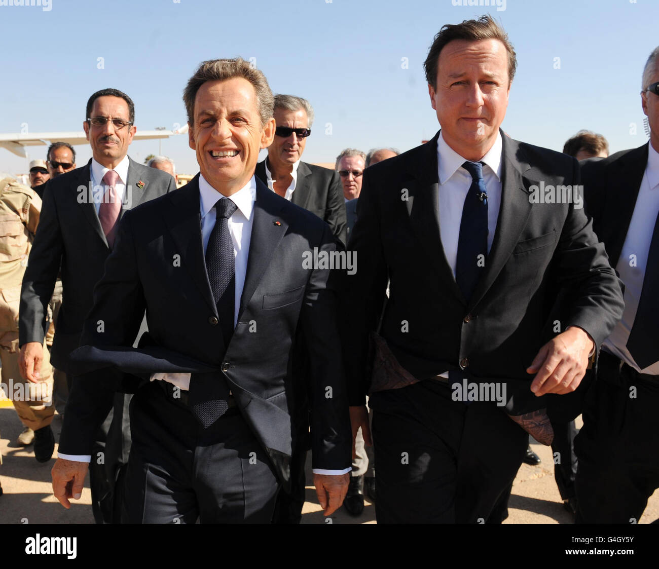 Le Premier ministre David Cameron (à droite) et le président français Nicholas Sarkozy arrivent plus tôt aujourd’hui à l’aéroport de Benghazi. Banque D'Images