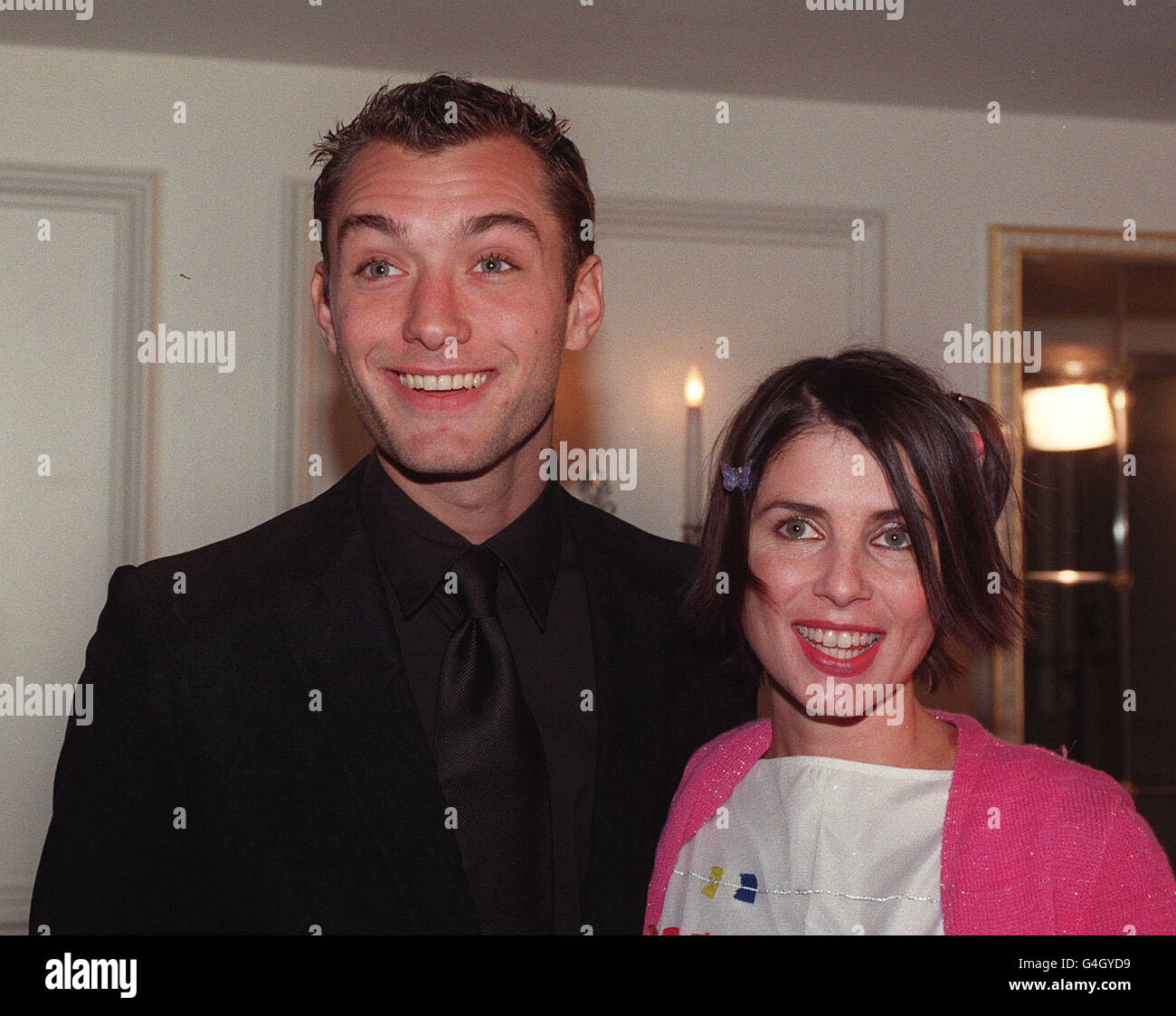 Acteurs Jude Law et Sadie Frost (qui se marient les uns aux autres) lors du Evening Standard British film Awards 1998, à l'hôtel Savoy de Londres. Banque D'Images