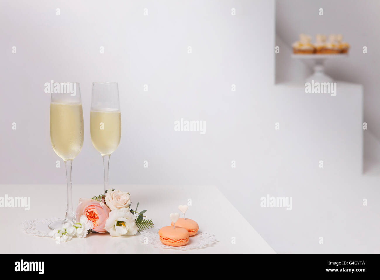 Deux verres de champagne, Boutonnière de roses et de cookies Banque D'Images