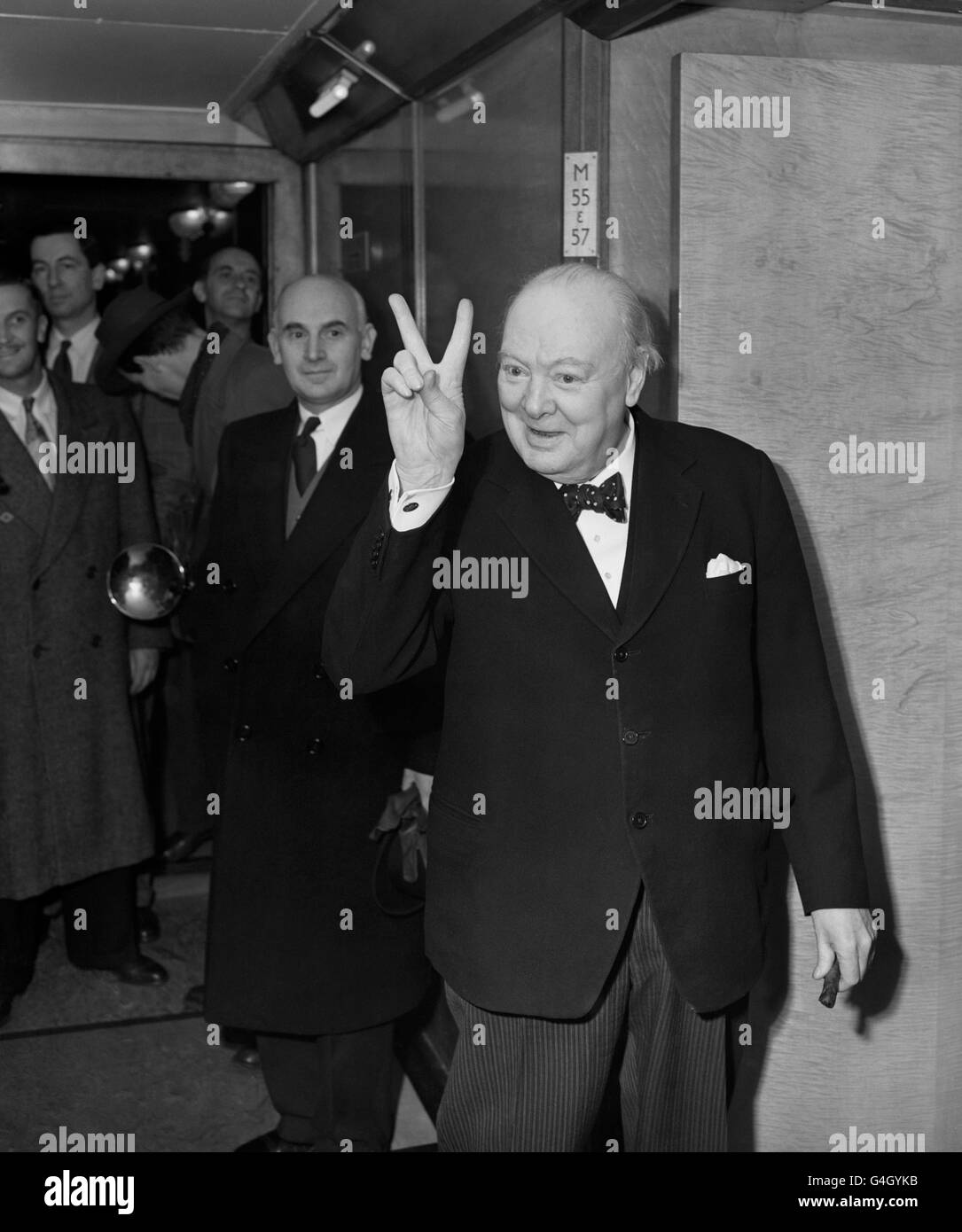 Le Premier ministre Winston Churchill donne un signe de « victoire » à bord du paquebot de Cunard RMS Queen Mary, sur lequel il naviguait à New York Banque D'Images