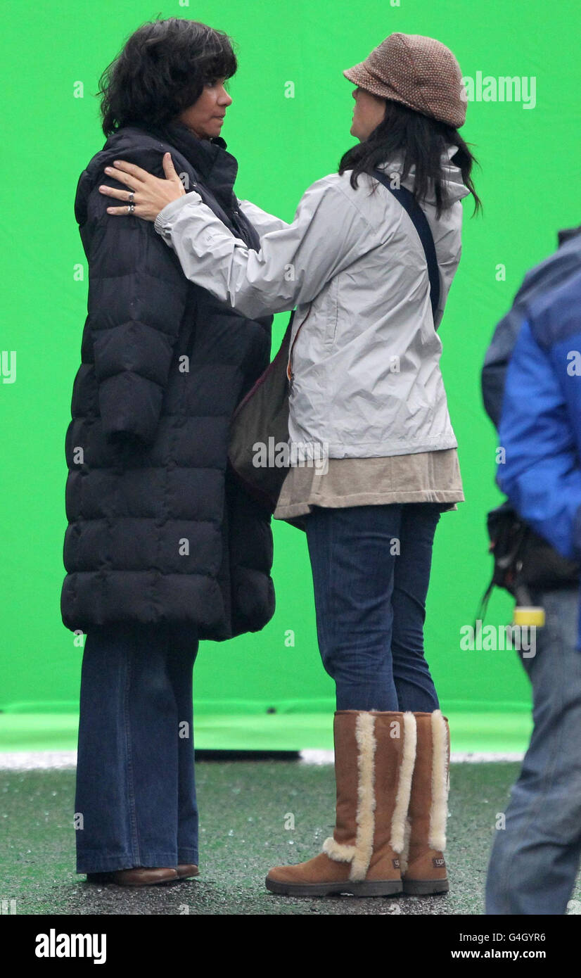 Halle Berry est réchauffée par un assistant lors de la préparation de son nouveau film Cloud Atlas, actuellement filmé à Glasgow. Le film a également des stars Tom Hanks. Banque D'Images