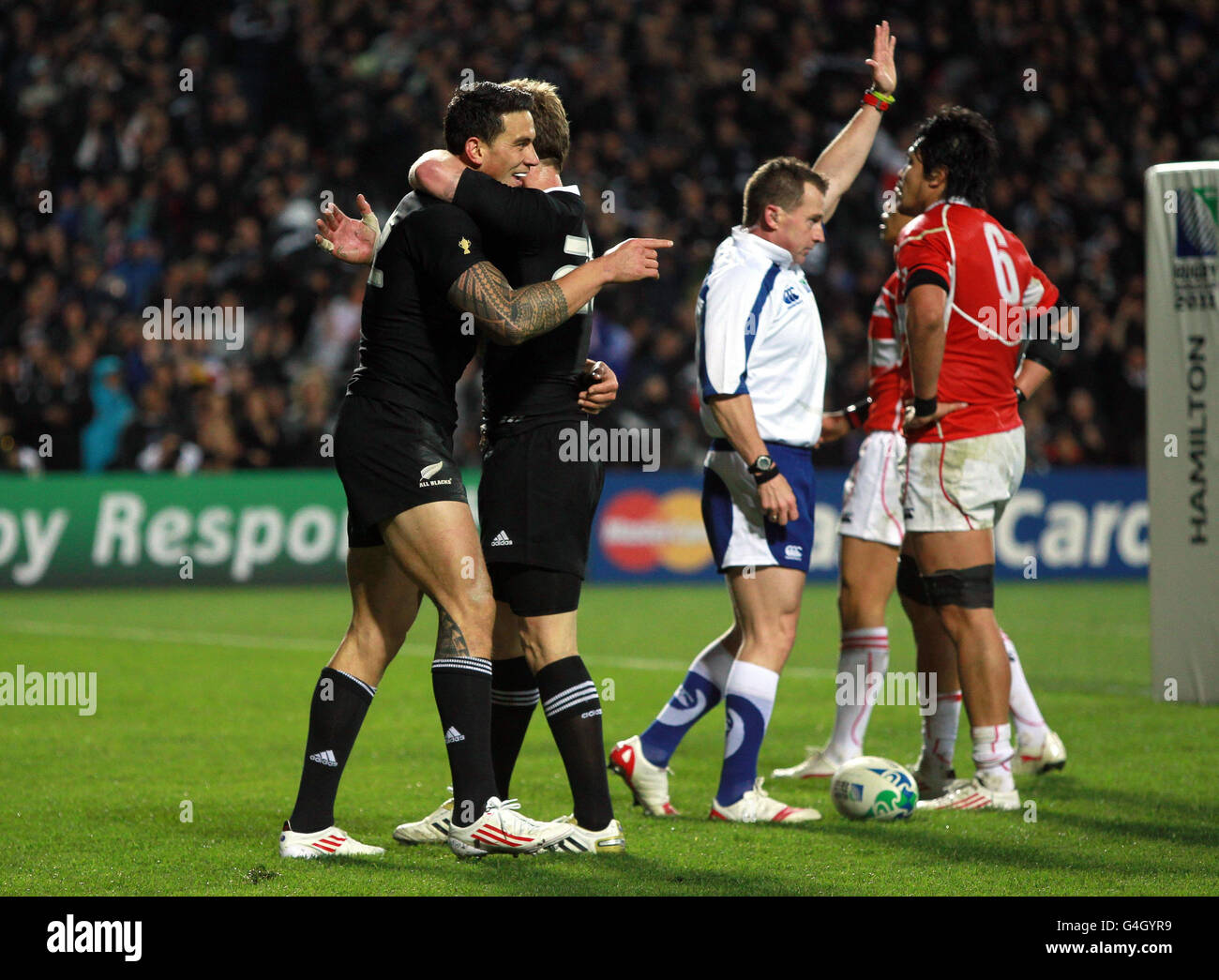 Sonny Bill Williams fête avec Jimmy Cowan après avoir obtenu la 13e épreuve de la Nouvelle-Zélande lors de la coupe du monde de rugby IRB au stade Waikato, Hamilton, Nouvelle-Zélande. Banque D'Images