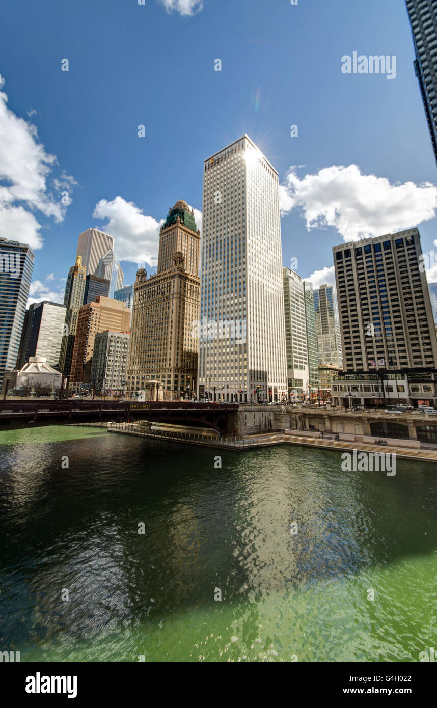 À pied de la rivière urbaine avec des gratte-ciel de Chicago, United States 2016 Banque D'Images