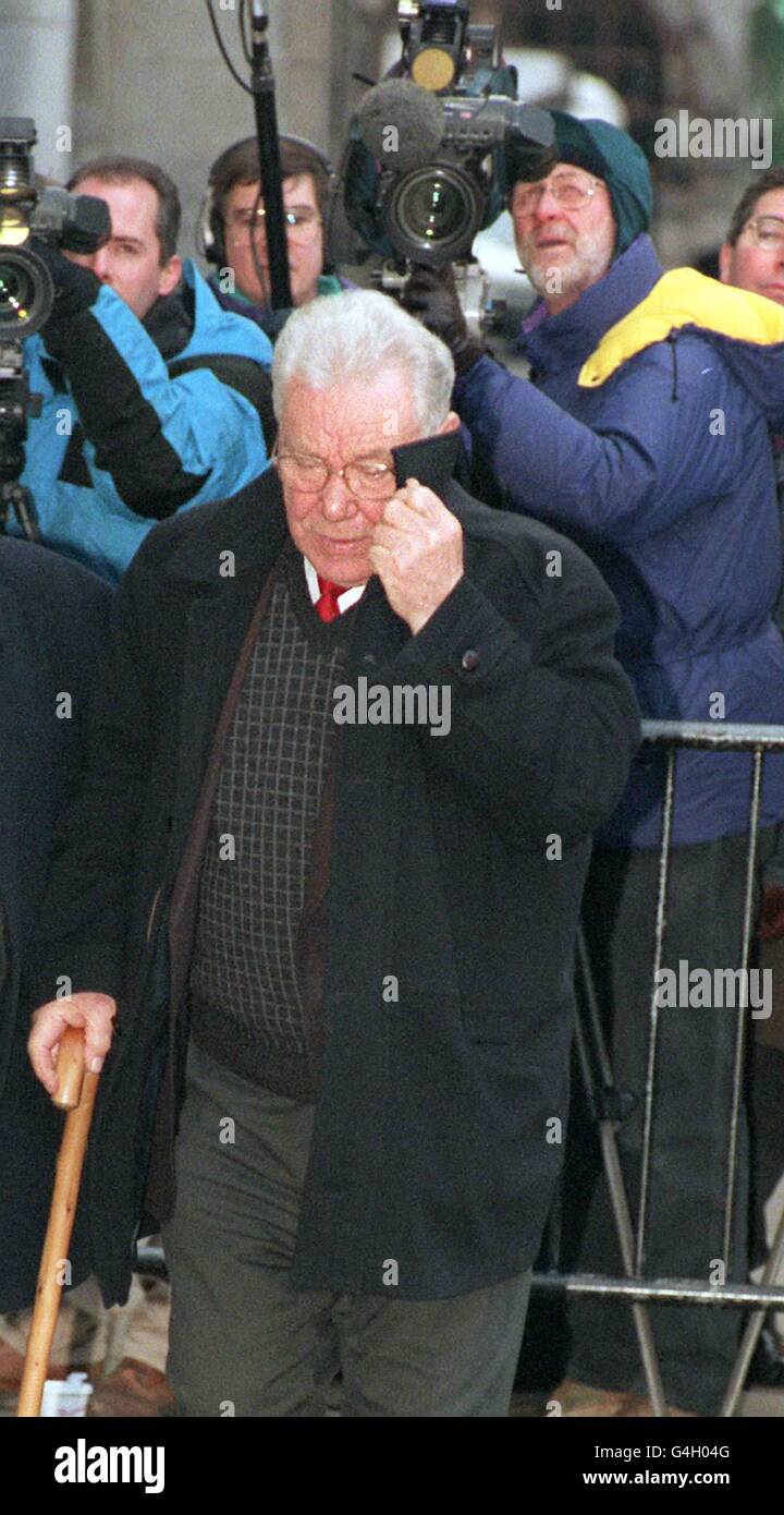 Anthony Sawoniuk arrive à l'ancien Bailey de Londres, où il semble accusé de crimes de guerre. Sawoniuk a nié le meurtre de deux hommes et de deux femmes dans la région de Domachevo, dans le pays de la Biélorussie, aujourd'hui connue sous le nom de Bélarus, en 1942. Banque D'Images