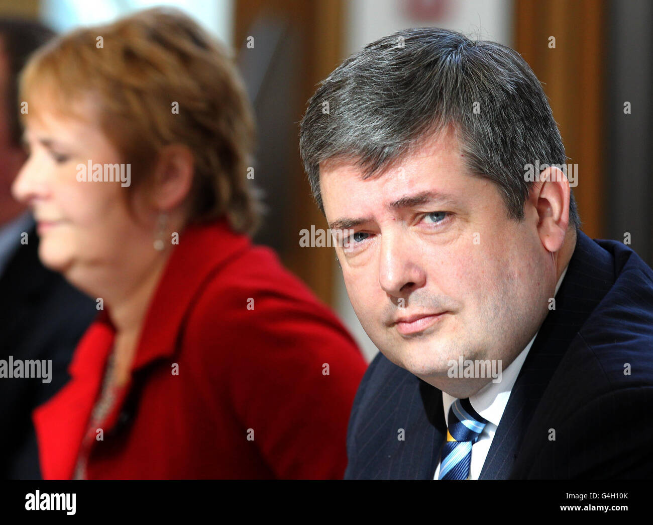 Le très honorable Frank Mulholland QC, Lord Advocate (à droite) et Roseanna Cunningham MSP, ministre de la sécurité communautaire et des affaires juridiques, avant de témoigner devant le comité sur le projet de loi sur le comportement offensant au football et les menaces de communications (Écosse) au Parlement écossais. Banque D'Images