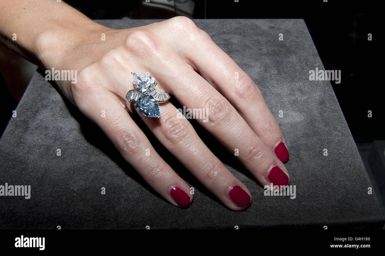 Un employé de Bonham porte un anneau de croisement diamant et diamant bleu,  de Bulgari, vers 1960, qui devrait aller de 600,000 à 800,000, à Bonham's à  Londres Photo Stock - Alamy