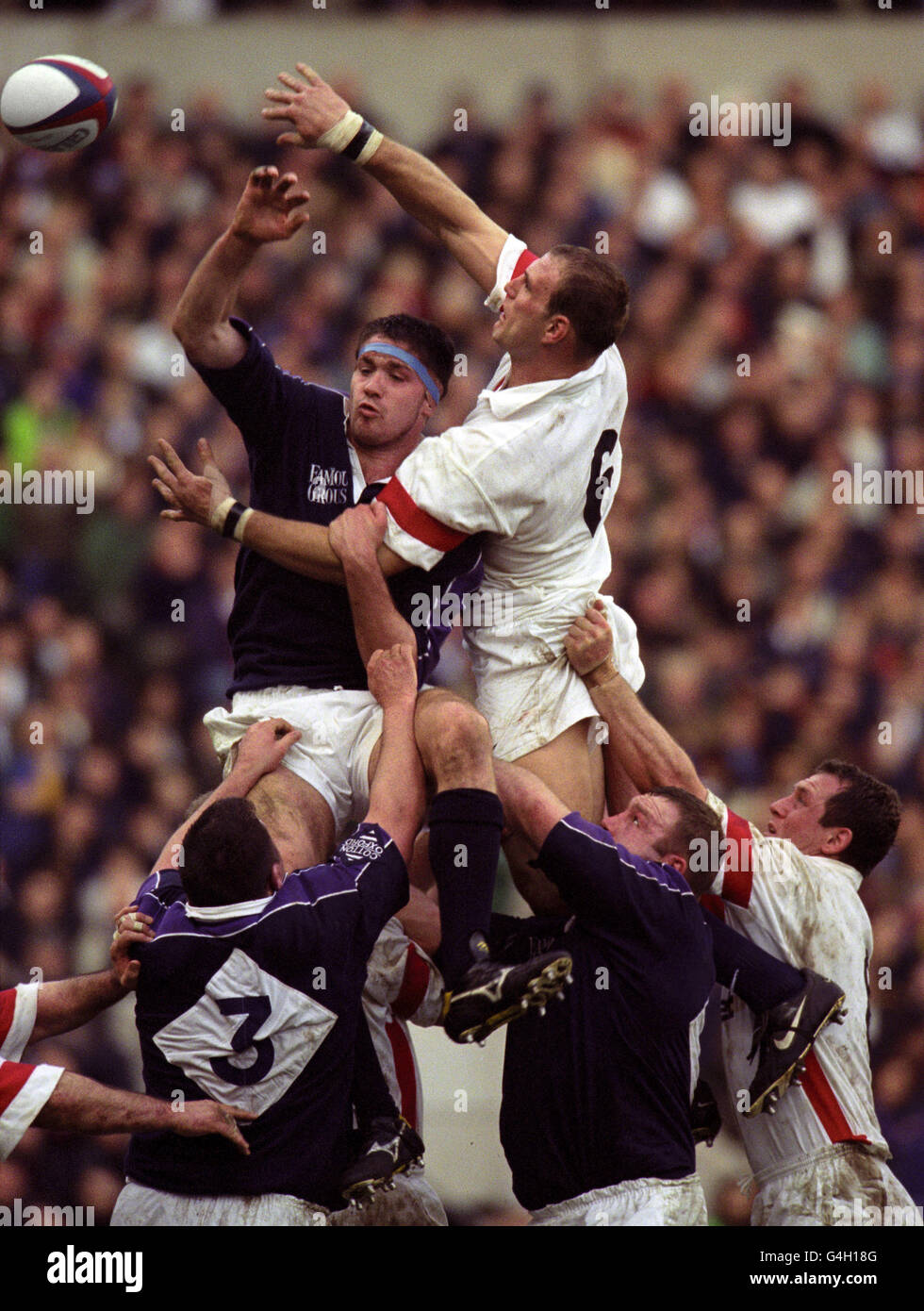 Lawrence Dallaglio (à droite), en Angleterre, s'élève au défi dans la file contre Scott Murray, en Écosse, lors de la victoire de la coupe Calcutta sur l'Écosse à Twickenham. L'Angleterre a gagné 24-21. Banque D'Images