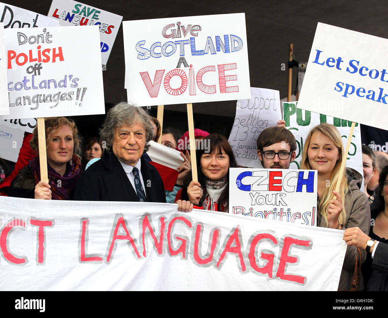 Le dramaturge Sir Tom Stoppard (deuxième à gauche) se joint aux manifestants avant de présenter une pétition à Holyrood pour demander aujourd'hui des fonds protégés pour la promotion des langues modernes « vulnérables ». Banque D'Images