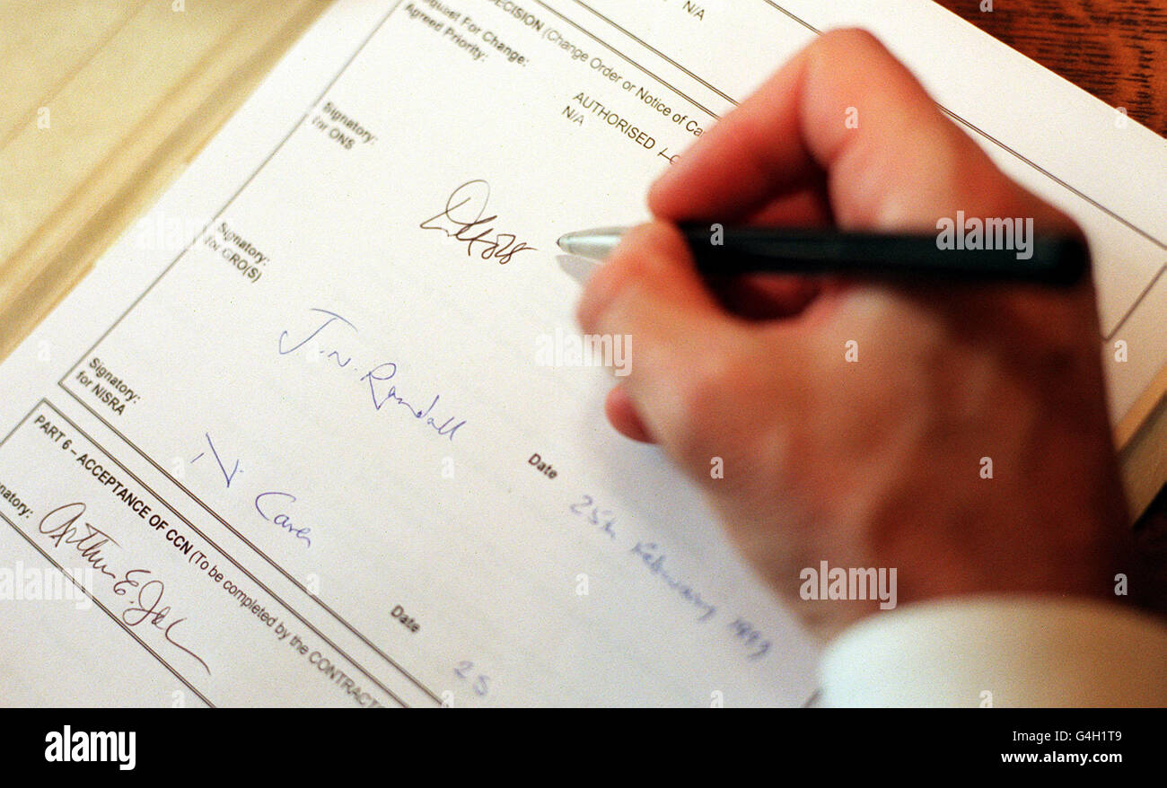 Le registraire général de l'Angleterre et du pays de Galles Tim Holt ajoute sa signature au contrat adjugé par l'Office for National Statistics à la société américaine Lockheed Martin pour fournir un système de numérisation permettant de rassembler les 30 millions de formulaires qui seront remplis au cours du recensement national de 2001.* contrat de quatre ans, 50 millions. Banque D'Images