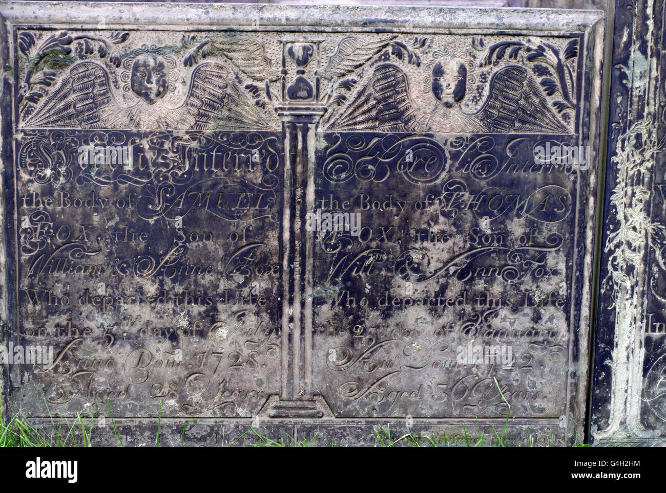 Pierre tombale d'ardoise à Vale de Belvoir Leicestershire cimetière du village d'angel design, Angleterre Banque D'Images