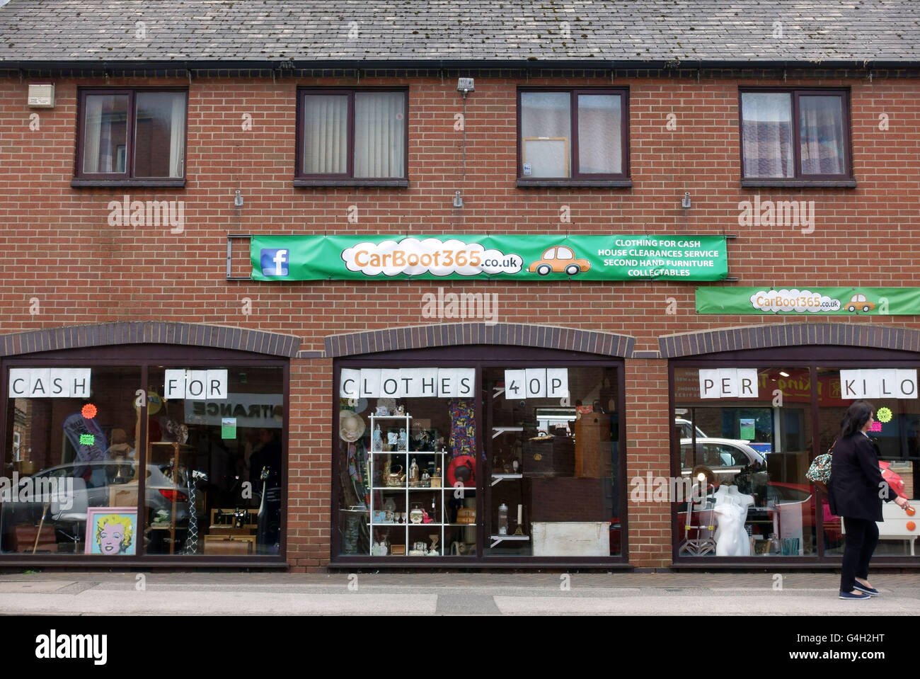 Shop à Newark, Notts, qui achète des vêtements usagés, à 40 centimes le kilo, en Angleterre Banque D'Images