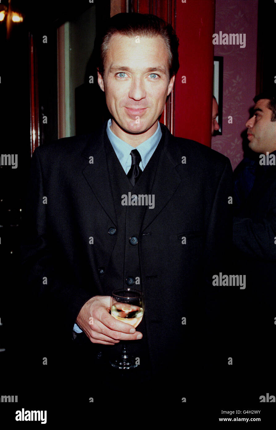 PA NEWS 30/11/98 L'ANCIEN CHANTEUR DE BALLET DE SPANDAU MARTIN KEMP, QUI APPARAÎT MAINTENANT DANS LE PROGRAMME DE TÉLÉVISION 'EASTENDERS', AU CRITERION THEATRE DE LONDRES POUR UN SPECTACLE DE MODE DE LA COLLECTION D'HIVER WILLIAM HUNT. Banque D'Images